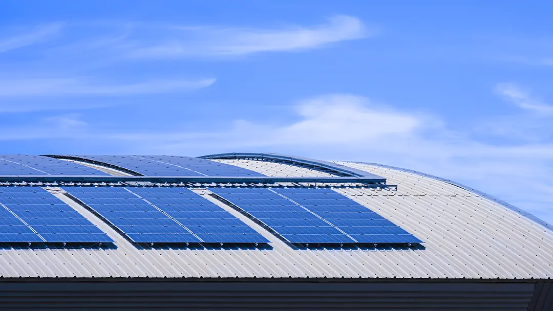 Impianto fotovoltaico su tetto di capannone industriale ripreso da drone - Elettrica Andreoli