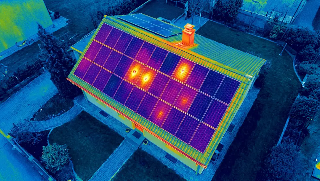 Ispezione termografica con drone per manutenzione impianti fotovoltaici a Modena.